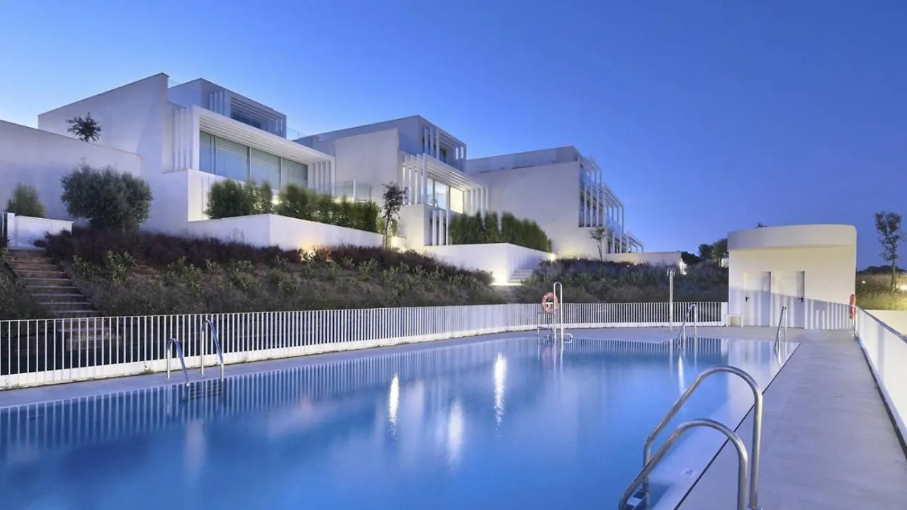 Villa La Perla: Seaside Retreat with Golf Access Sotogrande