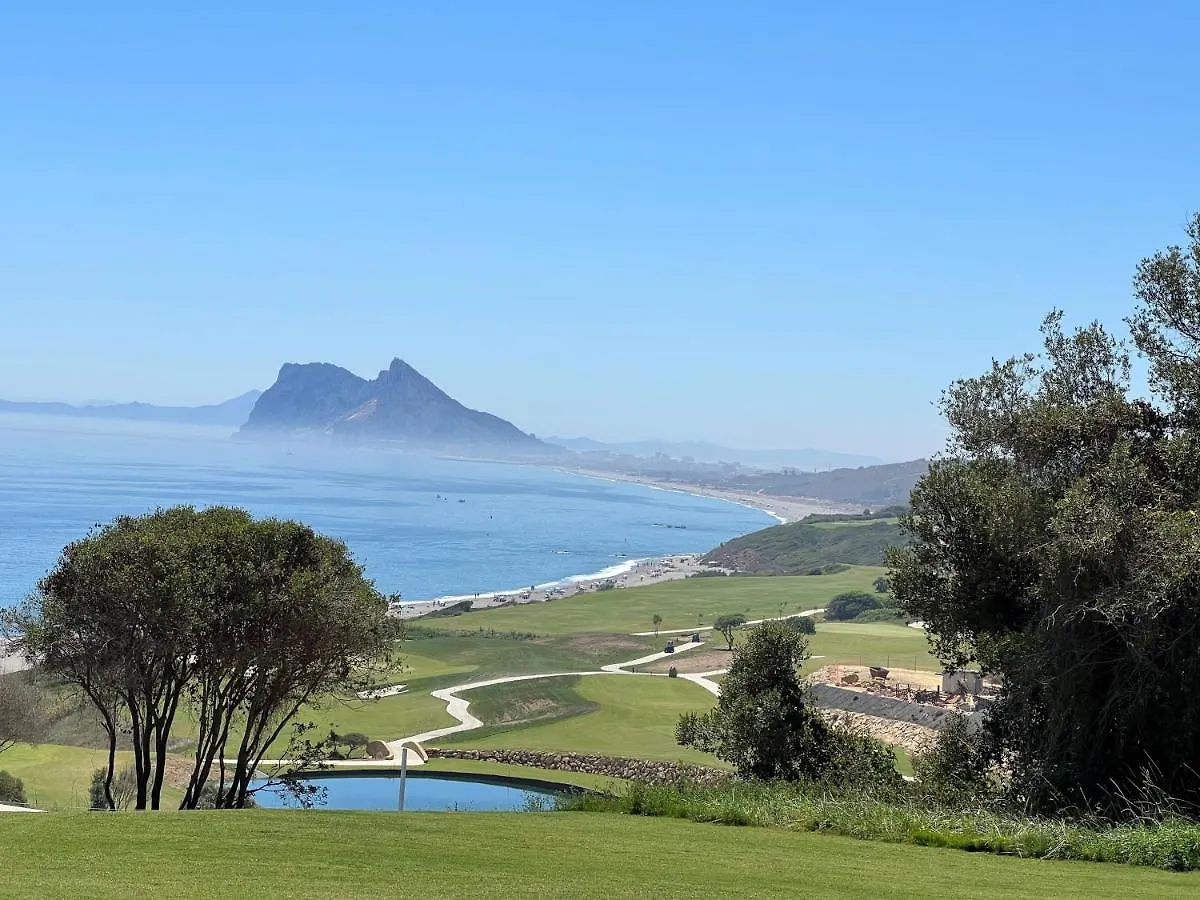 Villa La Perla: Seaside Retreat with Golf Access Sotogrande