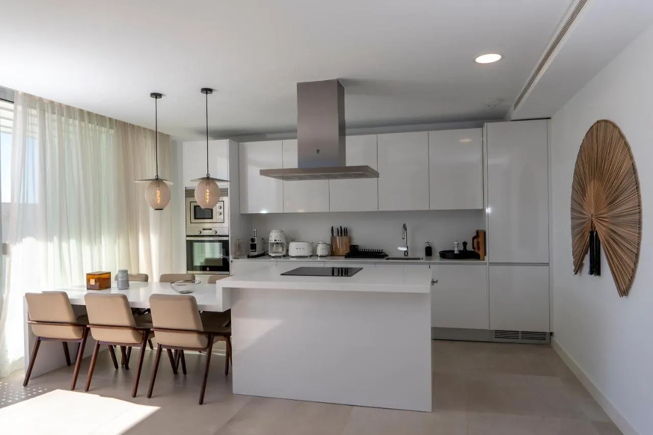 Villa La Perla: Seaside Retreat with Golf Access Sotogrande
