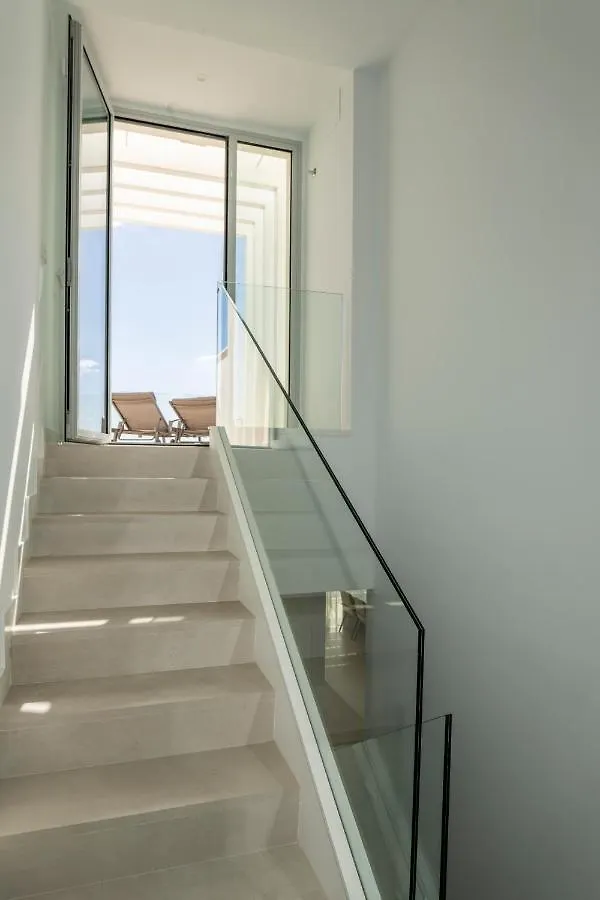 Villa La Perla: Seaside Retreat with Golf Access Sotogrande